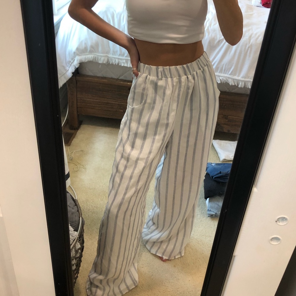 Beachy pants. Worn once. Great condition :)
